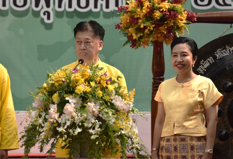 ร่วมงานประเพณีตักบาตรข้าวต้มลูกโยน