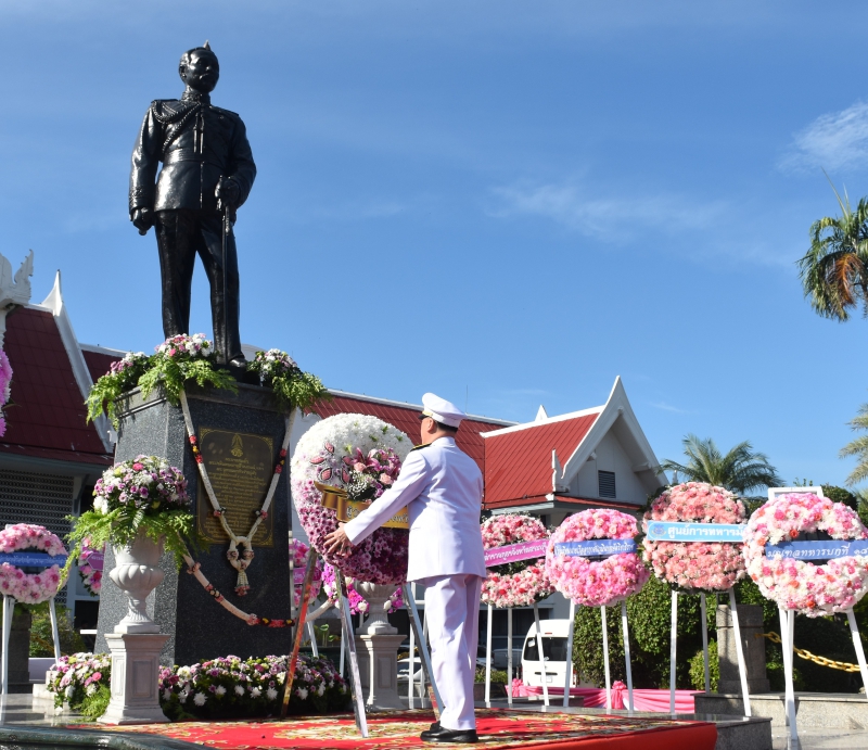 ร่วมพิธีวางพวงมาลาเพื่อน้อมรําลึกในพระมหากรุณาธิคุณ