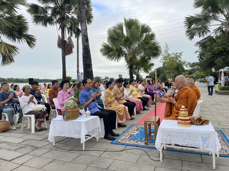 รองผู้ว่าฯอนุรัตน์ธรรมประจำจิตนำส่วนราชการทำบุญและสวมใส่ผ้าพื้นเมือง