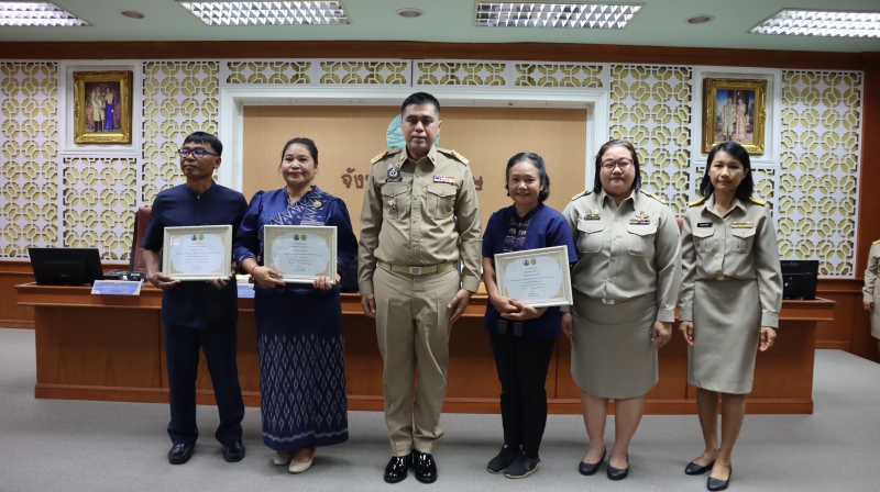 ผู้ว่าฯอนุพงศ์สุขสมนิตย์มอบเกียรติบัตรปราชญ์เกษตรของแผ่นดินจังหวัดศรีสะเกษ