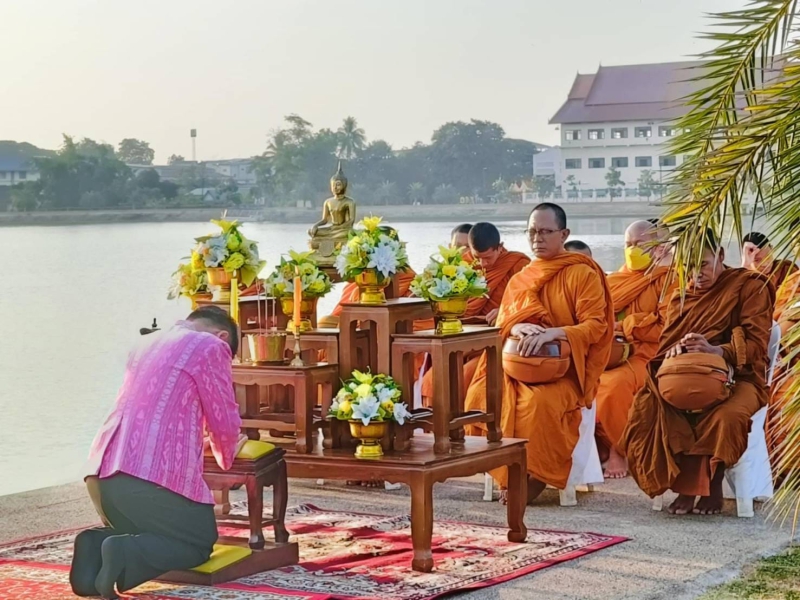 ร่วมกิจกรรมสวมใส่ผ้าไทยใส่บาตรริมหนอง