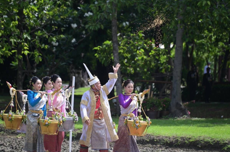 ปลัดเกษตรฯ ผู้ทำหน้าที่พระยาแรกนา พร้อมด้วยเทพีคู่หาบทอง และเทพีคู่หาบเงิน ประกอบพิธีหว่านเมล็ดพันธุ์ข้าวในแปลงนาทดลอง
