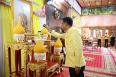 ร่วมพิธีเจริญพระพุทธมนต์เฉลิมพระเกียรติถวายพระพรชัยมงคลแด่พระบาทสมเด็จพระเจ้าอยู่หัว