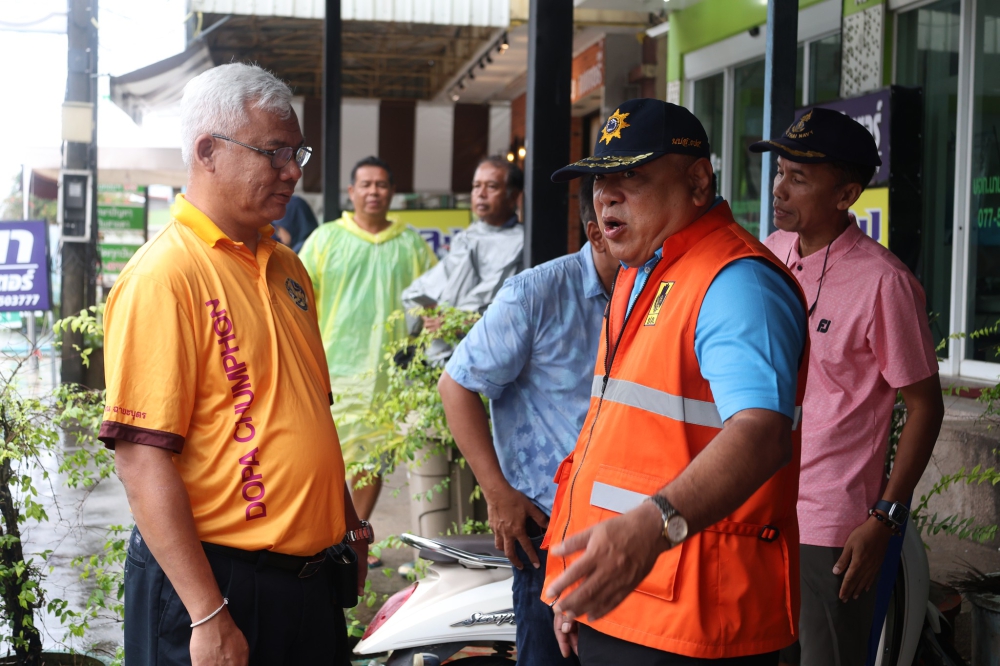 ผู้บริหารลงพื้นที่ติดตามสถานการณ์น้ำอย่างใกล้ชิด