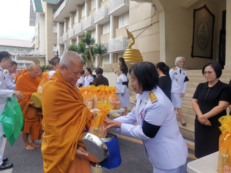 เข้าร่วมพิธีเจริญพระพุทธมนต์และบำเพ็ญกุศลทักษิณานุปทานและพิธีทำบุญตักบาตรพระสงฆ์