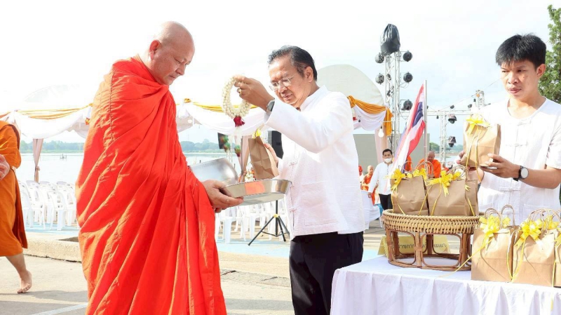 พิธีทำบุญตักบาตรข้าวสารอาหารแห้ง