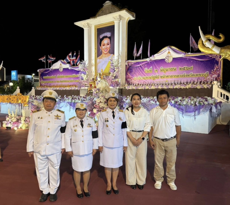 พิธีถวายเครื่องราชสักการะและวางพานพุ่ม