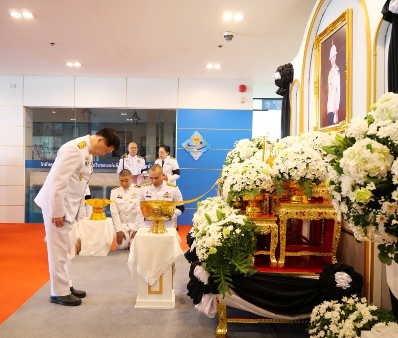 ร่วมพิธีถวายน้ำสรงพระศพ